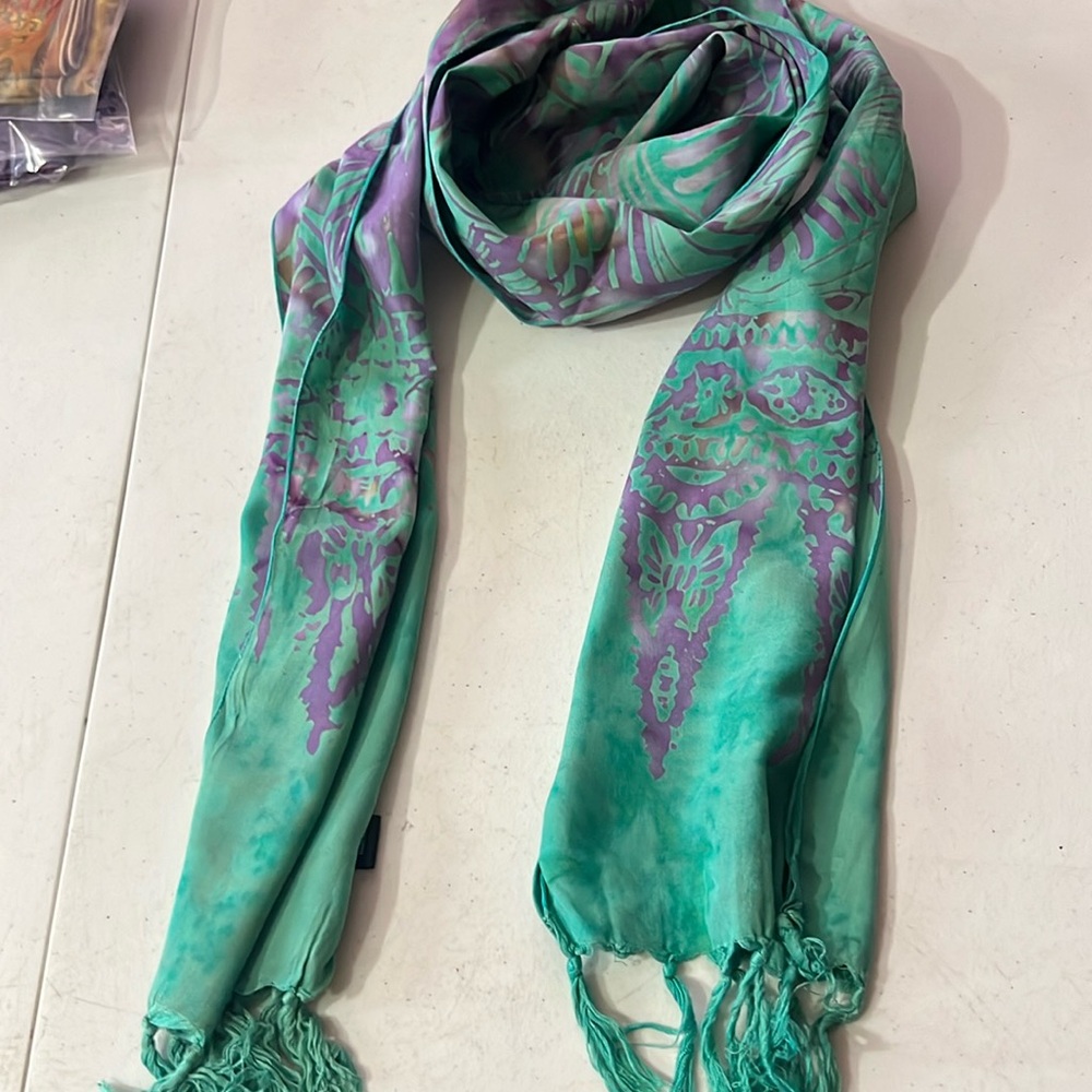 Like New Golden Road Imports scarf teal & purple